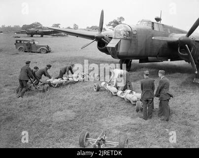 Royal Air Force Bomber Command, 1939-1941. Waffenexperten Rad trolleys von 500-lb GP Bomben auf das offene bomb Bay eines Armstrong Whitworth Whitley Mark V der Nr. 58 Squadron RAF in Linton-auf-Ouse, Yorkshire. Stockfoto