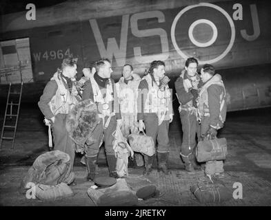 Royal Air Force Bomber Command, 1942-1945. Flying Officer eine E Manning und seine Crew zu erfassen, indem sie ihre Flugzeuge, Avro Lancaster B Mark I, W 4964 "WS-J', Nr. 9 Squadron RAF, kurz nach Ihrer Rückkehr in Bardney, Lincolnshire, in den frühen Morgenstunden des 6. Januar 1944, nach Stettin, Deutschland zu überfallen und auszurauben. Stockfoto