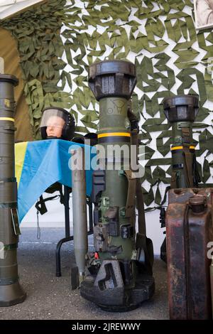 Vladikavkaz , Russland - 20. August 2022 : Tragbares Panzerabwehrraketen-System Javelin vor dem Hintergrund einer ukrainischen Flagge Stockfoto