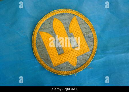 Ukrainische Armee Chevron auf blauem Hintergrund Stockfoto