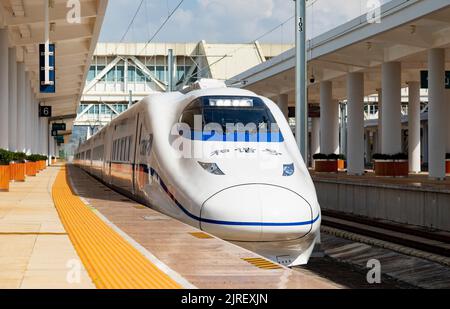 (220824) -- HONGHE, 24. August 2022 (Xinhua) -- Ein umfassender Inspektionszug fährt vom Bahnhof Mile auf der Hochgeschwindigkeitsbahn Mile-Mengzi in Honghe Hani und der Autonomen Präfektur Yi, südwestlich der chinesischen Provinz Yunnan, 23. August 2022. Die 107 km lange Eisenbahn mit einer Geschwindigkeit von 250 Stundenkilometern startete kürzlich einen Testlauf. (Foto von Zhou Tao/Xinhua) Stockfoto