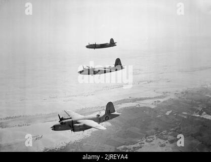 Royal Air Force Operations im Nahen Osten und Nordafrika, 1939-1943. Drei Martin Marauder Mark is (FK375 ?D? ?Dominion Revenge? Am nächsten), der RAF-Staffel Nr. 14, die in der ägyptischen Formation „Steuerbord-Staffel“ in der ägyptischen Formation „facid“ eingesetzt wurde. Stockfoto