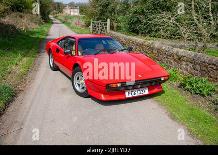 Ferrari 308 auf einem Feldweg an einem sonnigen Tag geparkt Stockfoto