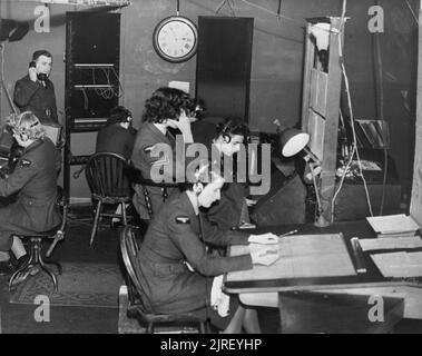 Royal Air Force Radar, 1939-1945. Kette Home: Flieger und WAAF Operatoren bei der Arbeit in der Holz- Empfänger Hütte bei Ventnor CH, Isle of Wight, während der Schlacht von Großbritannien. Stockfoto