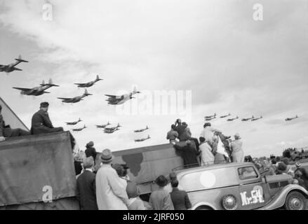 Royal Air Force - 2nd Tactical Air Force, 1943-1945. Dänische Zivilisten sehen Sie ein fly-Vergangenheit von De Havilland Mücken von Nr. 2 am Flughafen Kopenhagen, während eine Anzeige durch die RAF in den befreiten Ländern gegeben. Stockfoto