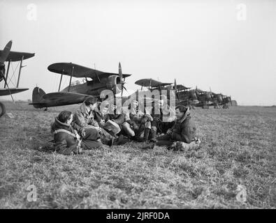 Royal Air Force - Frankreich 1939-1940. Piloten von Nr. 615 Squadron RAF versammelten sich vor ihren Gloster Gladiator Mark IIs bei Vitry. Stockfoto