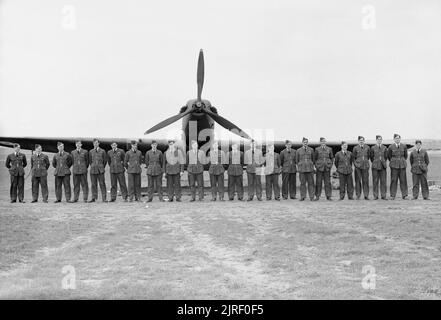 Royal Air Force - Frankreich, 1939-1940. Die Offiziere der Nr. 103 Squadron RAF aufgereiht vor einem Fairey Battle an Betheniville. Sie sind, (von links nach rechts): Squadron Leader H G Lee (verletzt, 9. Juni), Pilot Officer V Cunningham (getötet, 14. Mai), Flying Officer J R Hayes, Flying Officer G B Morgan-Dean (getötet, 12. Mai), Flying Officer D D A Kelly, Flying Officer T B Fitzgerald, Pilot Officer T Pugh, Flight Lieutenant J eine Ingram (Commander', eine 'Flucht), Pilot Officer Taylor (Ausrüstung Officer), Wing Commander T C Dickens (Kommandierender Offizier), Flight Lieutenant C E R Tait (Kommandant, 'B' Flug), Fliegende Stockfoto
