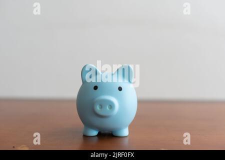 Sparschwein auf altem Holz. Stockfoto