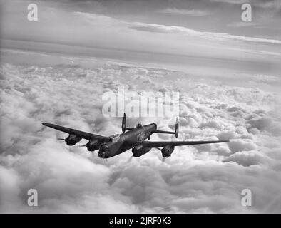 Flugzeug der Royal Air Force 1939-1945- Avro 683 Lancaster. Lancaster B Mark III, LM449 ?PG-H?, von No. 619 Squadron RAF mit Sitz in Coningsby, Lincolnshire, im Flug. Stockfoto