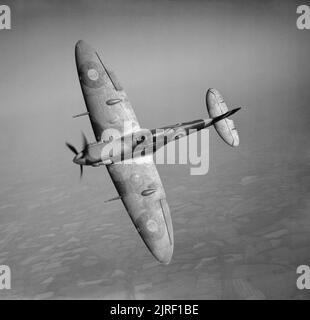 Supermarine Spitfire Mk VB von No. 92 Squadron, 19. Mai 1941. Diese Maschine, die Serie R6923, wurde am 22. Juni 1941 von einer Messerschmitt Bf 109 abgeschossen. Spitfire Mark VB, R6923 ?QJ-S?, von No 92 Squadron RAF mit Sitz in Biggin Hill, Kent, die sich auf das fotografierende Flugzeug stützt. R6923 war ursprünglich ein Mark I, der nach einer Dienstzeit bei der Squadron Nr. 19 und der operativen Trainingseinheit Nr. 7 im Jahr 1940 in eine Mark V umgewandelt wurde. Sie wurde am 22. Juni 1941 von einer Messerschmitt Bf 109 über dem Meer abgeschossen. Stockfoto