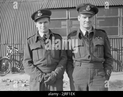 Die Schlacht um England 1940 britische Persönlichkeiten: Wing Commander Alan Deere mit Squadron Leader Denis Crowley-Milling DSO DFC. Stockfoto