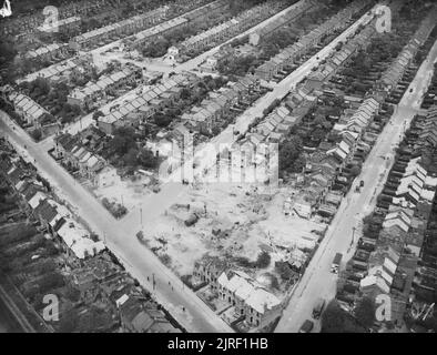 Die Schäden, die durch eine DEUTSCHE V-2 Rakete, an der Kreuzung von Wanstead Park Road und Endsleigh Gardens in Cranbrook, Ilford, explodierte, am 8. März 1945. Luftbild von Süden zeigen sich die Schäden aus einem deutschen V2-Rakete Rakete, an der Kreuzung von Wanstead Park Road und Endsleigh Gardens in Cranbrook, Ilford, Essex, England am 8. März 1945 explodierte. Als Folge des Vorfalls, neun Menschen wurden getötet, 15 schwer und 19 leicht verletzt. 8 Häuser wurden zerstört, 16 abgerissen werden musste, 33 erbracht wurden unbewohnbar und 116 waren sehr schwer beschädigt. Stockfoto