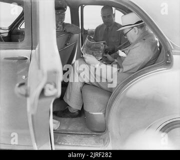 Winston Churchill während des Zweiten Weltkriegs Herr Winston Churchill mit General James H Doolittle, Kommandierender General der US Luft Kraft, sitzen in den hinteren Sitz eines Personal Auto studieren Bombardierung Fotografien aus fliegenden Festungen. Bild während Herr Churchill Inspektion eines Nordafrikanischen Flugplatz von der USAAF Fliegenden Festungen, Tageslicht Luftangriffe auf Ziele in Italien, Sardinien und Sizilien. Stockfoto