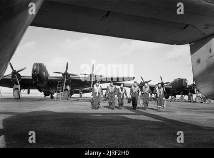 Und das bodenpersonal Handley Page Halifax Bomber Mk III Nr. 502 Squadron mit RAF Coastal Command in Stornoway, auf den Äußeren Hebriden, Februar 1945. Eine Crew von Nr. 502 Squadron RAF gehen auf Ihre Flugzeuge Vergangenheit Handley Page Halifax Mark IIIs bei Stornoway, Äußere Hebriden. Stockfoto