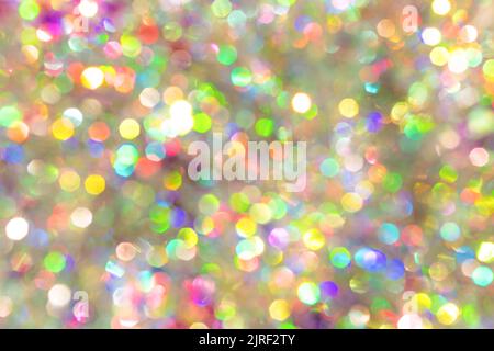 Weihnachtlich roter Hintergrund. Verschwommene, unscharfe, mehrfarbige Lichter. Stockfoto