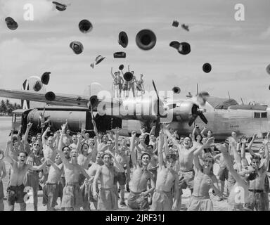 Royal Air Force in den Fernen Osten, 1941-1945. Bodencrews von Nr. 356 Squadron RAF an der West Island, Cocos (Keeling) Inseln, Feiern vor einem Ihrer konsolidierten Befreier Markierung B VIs auf hören die Nachricht von der Kapitulation Japans. Stockfoto