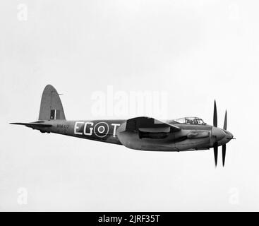 De Havilland Mosquito FB Mk VI von No. 487 Squadron RNZAF mit Sitz in Hunsdon, Hertfordshire, 28. Februar 1944. Mosquito FB Mark VI Series 2, MM417 ?EG-T?, von No. 487 Squadron RNZAF mit Sitz in Hunsdon, Hertfordshire, auf einem Flug mit zwei MC-Bomben von 500 kg auf Trägerwagen unter dem Flügel. Stockfoto