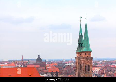 Altstadt Dächer Landschaft . Nürnberg Blick von oben . Sebalduskirche Lutherische Kirche in Bayern Deutschland Stockfoto