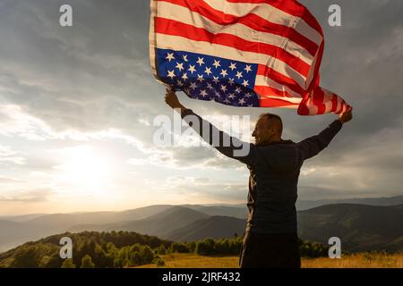 Ein Patriotischer Soldat, R Vor Einem Hintergrund R Amerikanischen Flagge Grüßt Lizenzfreie Fotos, Bilr Und Stock Fotografie. Image 113436423