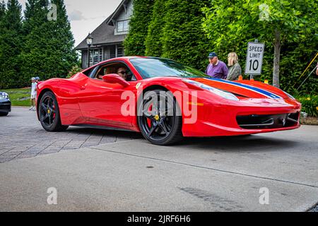 Highlands, NC - 10. Juni 2022: Vorderansicht eines Ferrari 458 Italia Coupés aus dem Jahr 2013 mit niedriger Perspektive, der eine lokale Automobilausstellung verlässt. Stockfoto