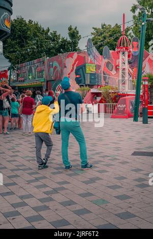 Vater und Sohn blicken in den Himmel und sehen die Prater-Fahrten in Wien Stockfoto