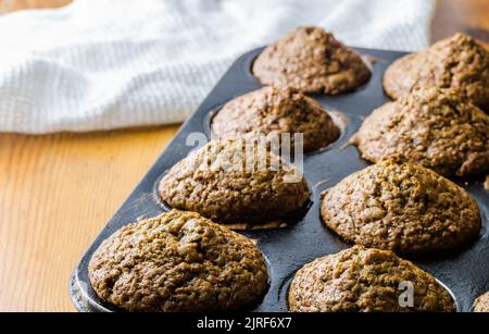 Muffins im Backblech aus dem Backofen mit Platz zum Kopieren - selektives Fokusbild Stockfoto