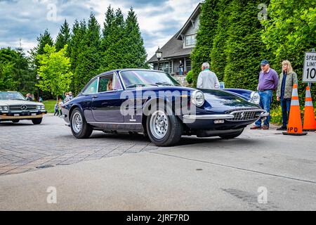 Highlands, NC - 10. Juni 2022: Vorderansicht eines Ferrari 330 GTC Hardtop Coupés aus dem Jahr 1967, das eine lokale Automobilausstellung verlässt. Stockfoto