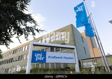 Petershagen, Deutschland. 23. August 2022. Blick auf das Heyden Steinkohlekraftwerk. Um Erdgas zu sparen, steht ein weiteres Steinkohlekraftwerk aus der Reserve in Deutschland vor dem Neustart. Es handelt sich um das Heyden-Kraftwerk in Petershagen, Nordrhein-Westfalen, an der Grenze zu Niedersachsen. Laut Betreiber Uniper soll die Markteinführung vom kommenden Montag bis Ende April 2023 wieder aufgenommen werden. Quelle: Friso Gentsch/dpa/Alamy Live News Stockfoto