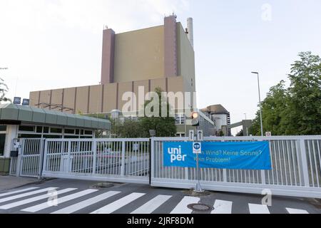 Petershagen, Deutschland. 23. August 2022. Blick auf das Heyden Steinkohlekraftwerk. Um Erdgas zu sparen, steht ein weiteres Steinkohlekraftwerk aus der Reserve in Deutschland vor dem Neustart. Es handelt sich um das Heyden-Kraftwerk in Petershagen, Nordrhein-Westfalen, an der Grenze zu Niedersachsen. Laut Betreiber Uniper soll die Markteinführung vom kommenden Montag bis Ende April 2023 wieder aufgenommen werden. Quelle: Friso Gentsch/dpa/Alamy Live News Stockfoto