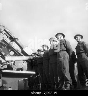 Home Guard Mann Anti Aircraft Gun - Zivilschutz in Großbritannien, 1943 Mitglieder der Home Guard Line-up für Pflicht, neben ihrer anti-aircraft (AA) Gewehr an einem sonnigen Sonntag morgen. Stockfoto
