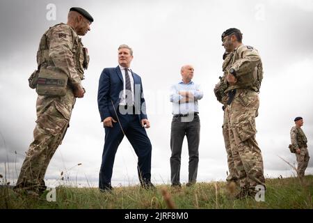 Der Gewerkschaftsführer Sir Keir Starmer und der Schattenverteidigungsminister John Healey (Mitte rechts) treffen auf britische Soldaten in der Salisbury Plain in Wiltshire, wo er ukrainische Soldaten im Rahmen der Operation Interflux von der Armee trainieren sah. Bilddatum: Mittwoch, 24. August 2022. Stockfoto