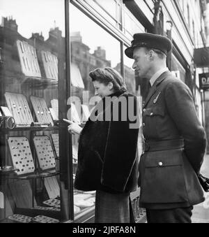 Die frisch engagierte Marcelle Lestrange und ihr Verlobter Flying Officer Harold Lackland Bevan suchten im März 1943 in London nach einem passenden Verlobungs- und Ehering. Stockfoto