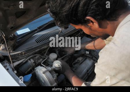 Delhi, Kalyan Puri, Indien. 24. August 2022. Auto Machnic Reparatur Auto auf der Straße in Ost-Delhi am Mittwoch (Foto: © Ravi Batra/ZUMA Press Wire) Stockfoto