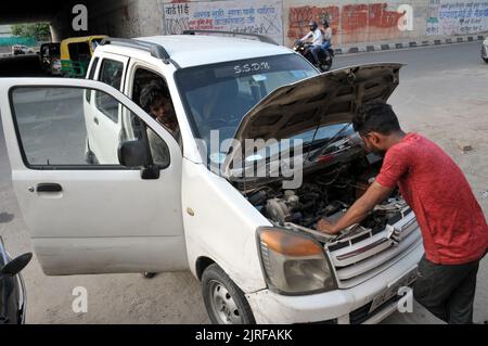 Delhi, Kalyan Puri, Indien. 24. August 2022. Auto Machnic Reparatur Auto auf der Straße in Ost-Delhi am Mittwoch (Foto: © Ravi Batra/ZUMA Press Wire) Stockfoto