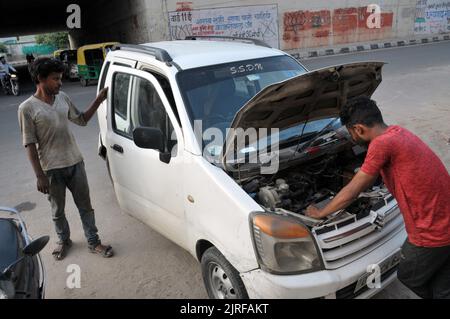 Delhi, Kalyan Puri, Indien. 24. August 2022. Auto Machnic Reparatur Auto auf der Straße in Ost-Delhi am Mittwoch (Foto: © Ravi Batra/ZUMA Press Wire) Stockfoto