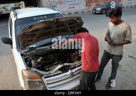 Delhi, Kalyan Puri, Indien. 24. August 2022. Auto Machnic Reparatur Auto auf der Straße in Ost-Delhi am Mittwoch (Foto: © Ravi Batra/ZUMA Press Wire) Stockfoto
