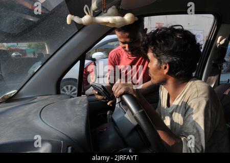 Delhi, Kalyan Puri, Indien. 24. August 2022. Auto Machnic Reparatur Auto auf der Straße in Ost-Delhi am Mittwoch (Foto: © Ravi Batra/ZUMA Press Wire) Stockfoto