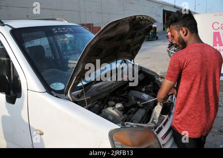 Delhi, Kalyan Puri, Indien. 24. August 2022. Auto Machnic Reparatur Auto auf der Straße in Ost-Delhi am Mittwoch (Foto: © Ravi Batra/ZUMA Press Wire) Stockfoto