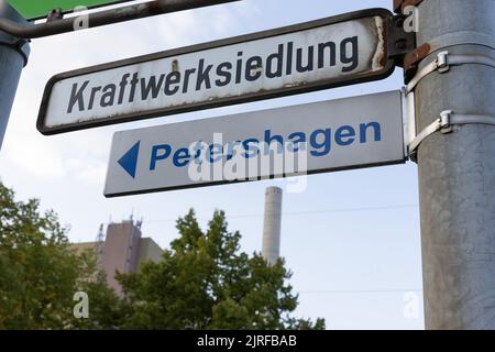 Petershagen, Deutschland. 23. August 2022. Blick auf ein Schild mit der Bezeichnung „Kraftwerkssiedlung“. Um Erdgas zu sparen, steht ein weiteres Kohlekraftwerk aus der Reserve in Deutschland vor dem Neustart. Es handelt sich um das Heyden-Kraftwerk in Petershagen, Nordrhein-Westfalen, an der Grenze zu Niedersachsen. Laut Betreiber Uniper soll die Markteinführung vom kommenden Montag bis Ende April 2023 wieder aufgenommen werden. Quelle: Friso Gentsch/dpa/Alamy Live News Stockfoto