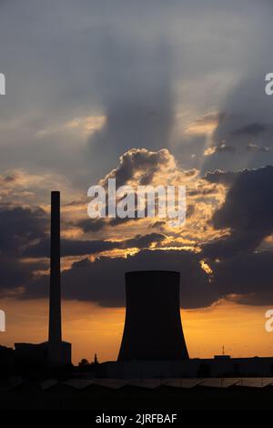 Petershagen, Deutschland. 23. August 2022. Blick auf das Heyden Steinkohlekraftwerk gegen die untergehende Sonne. Um Erdgas zu sparen, steht ein weiteres Kohlekraftwerk aus der Reserve in Deutschland vor dem Neustart. Es handelt sich um das Heyden-Kraftwerk in Petershagen, Nordrhein-Westfalen, an der Grenze zu Niedersachsen. Laut Betreiber Uniper soll die Markteinführung vom kommenden Montag bis Ende April 2023 wieder aufgenommen werden. Quelle: Friso Gentsch/dpa/Alamy Live News Stockfoto