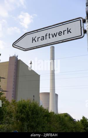 Petershagen, Deutschland. 23. August 2022. Blick auf das Heyden Steinkohlekraftwerk. Um Erdgas zu sparen, steht ein weiteres Steinkohlekraftwerk aus der Reserve in Deutschland vor dem Neustart. Es handelt sich um das Heyden-Kraftwerk in Petershagen, Nordrhein-Westfalen, an der Grenze zu Niedersachsen. Laut Betreiber Uniper soll die Markteinführung vom kommenden Montag bis Ende April 2023 wieder aufgenommen werden. Quelle: Friso Gentsch/dpa/Alamy Live News Stockfoto