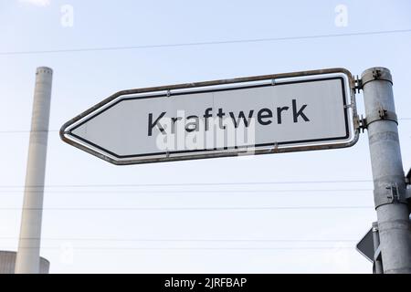 Petershagen, Deutschland. 23. August 2022. Blick auf ein „Kraftwerk“-Schild. Um Erdgas zu sparen, steht ein weiteres Kohlekraftwerk aus der Reserve in Deutschland vor dem Neustart. Es handelt sich um das Heyden-Kraftwerk in Petershagen, Nordrhein-Westfalen, an der Grenze zu Niedersachsen. Laut Betreiber Uniper soll die Markteinführung vom kommenden Montag bis Ende April 2023 wieder aufgenommen werden. Quelle: Friso Gentsch/dpa/Alamy Live News Stockfoto