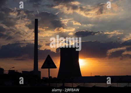 Petershagen, Deutschland. 23. August 2022. Blick auf das Heyden Steinkohlekraftwerk gegen die untergehende Sonne. Um Erdgas zu sparen, steht ein weiteres Kohlekraftwerk aus der Reserve in Deutschland vor dem Neustart. Es handelt sich um das Heyden-Kraftwerk in Petershagen, Nordrhein-Westfalen, an der Grenze zu Niedersachsen. Laut Betreiber Uniper soll die Markteinführung vom kommenden Montag bis Ende April 2023 wieder aufgenommen werden. Quelle: Friso Gentsch/dpa/Alamy Live News Stockfoto