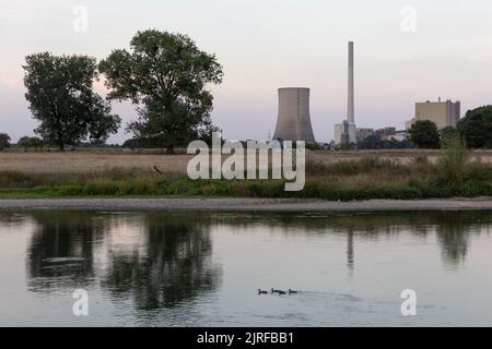 Petershagen, Deutschland. 23. August 2022. Blick auf das Heyden Steinkohlekraftwerk hinter der Weser. Um Erdgas zu sparen, steht ein weiteres Steinkohlekraftwerk aus der Reserve in Deutschland vor dem Neustart. Es handelt sich um das Heyden-Kraftwerk in Petershagen, Nordrhein-Westfalen, an der Grenze zu Niedersachsen. Laut Betreiber Uniper soll die Markteinführung vom kommenden Montag bis Ende April 2023 wieder aufgenommen werden. Quelle: Friso Gentsch/dpa/Alamy Live News Stockfoto