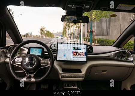 Innenansicht eines kleinen elektrischen BYD Dolphin Heckrückens, wie auf einer Probefahrt in Shanghai, China, abgebildet. Stockfoto