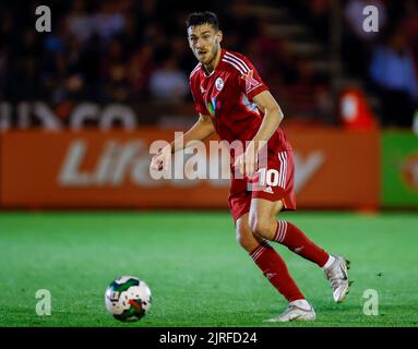 Ashley Nadean von Crawley Town in Aktion während des Carabao Cup-Spiels in der zweiten Runde im Broadfield Stadium, Crawley. Bilddatum: Dienstag, 23.. August 2022. Stockfoto