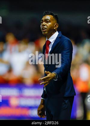 Crawley Town Manager Kevin Betsy an der Touchline während des zweiten Spiels des Carabao Cups im Broadfield Stadium, Crawley. Bilddatum: Dienstag, 23.. August 2022. Stockfoto