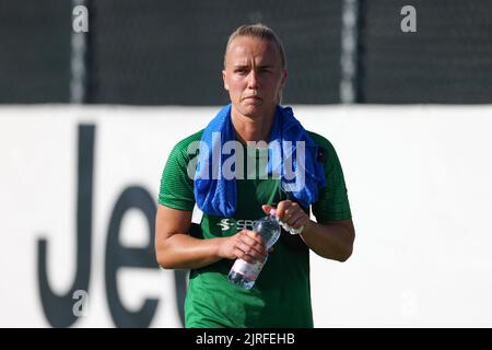 Turin, Italien, 21.. August 2022. Kethy Ounpuu vom FC Tallinna Flora trinkt nach dem letzten Pfiff des UEFA Women's Champions League-Spiels im Juventus Training Center in Turin Wasser. Bildnachweis sollte lauten: Jonathan Moscrop / Sportimage Stockfoto