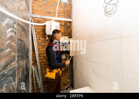 Festlegung von Keramikfliesen. Fliesenleger, keramische Wand Fliesen in Position über Klebstoff Stockfoto