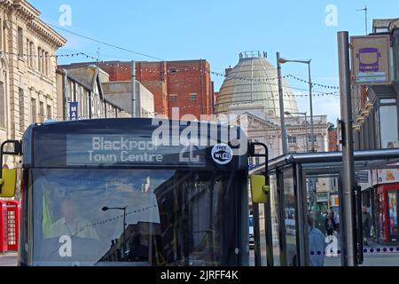 Blackpool Bus 2C nach Town Center, Blackpool Transport Services Ltd, Lancashire, England, UK, FY1 - Mercedes-Benz Citaro B38F - Flotte Nr. 566 Stockfoto